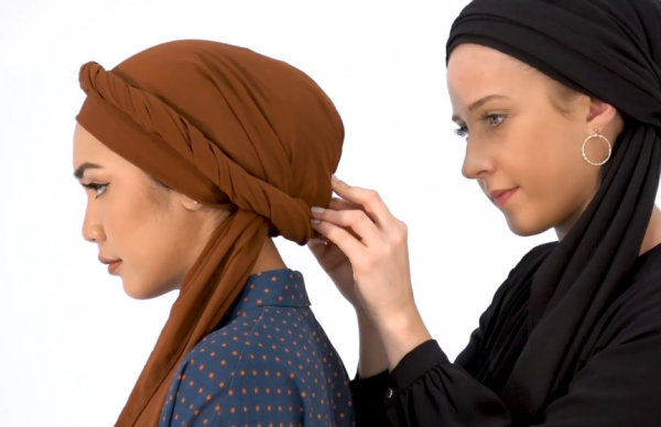 Hijab bergaya turban dengan aksen knot di depan